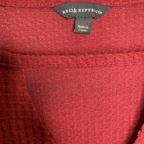 ROCK & REPUBLIC Red Long Sleeve Waffle Sweater Large Cut Out V-Neck - Picture 3 of 4